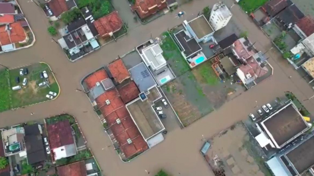Chuva esperada para 20 dias é registrada em poucas horas em cidades de SC