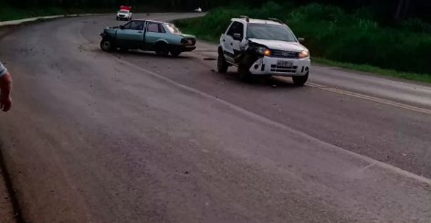 Motorista é lançado para fora do carro após colisão na BR-282