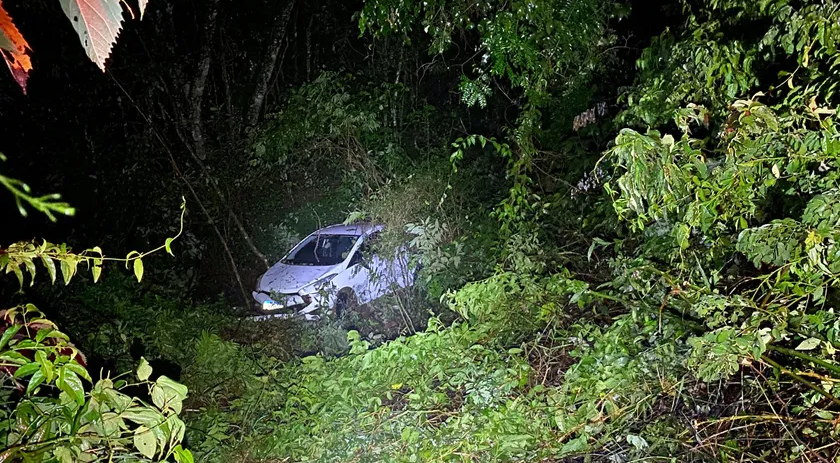 Jovem fica ferida após carro cair em ribanceira