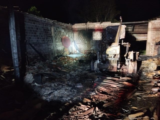 Incêndio destrói galpão e trator no interior