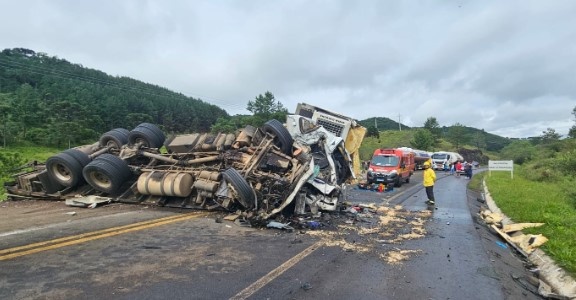 Dois caminhoneiros morrem em colisão frontal na BR-282
