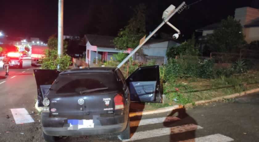 Veículos colidem, saem da pista e se chocam em poste