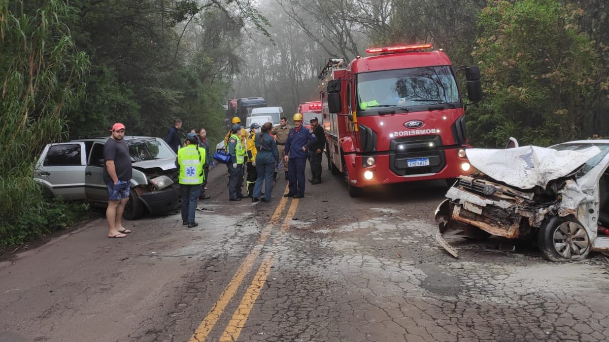 Ultrapassagem em local proibido causa colisão frontal e deixa cinco feridos em Modelo