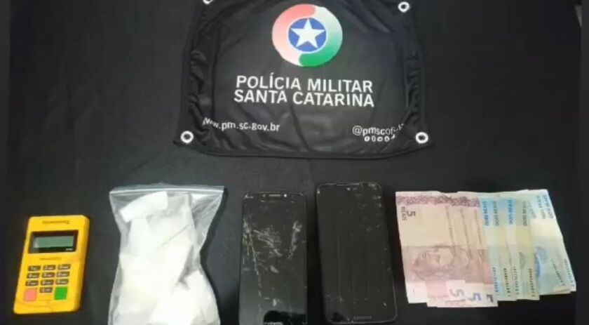 PM prende dois homens depois de encontrar cocaína em abordagem a veículo
