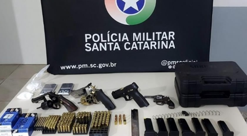 Após denúncia, polícia prende morador acusado de vender armas e munições em Chapecó