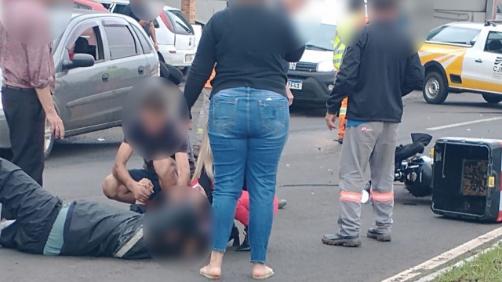 Acidente entre picape e moto deixa homem ferido e bloqueia trânsito na Willy Barth