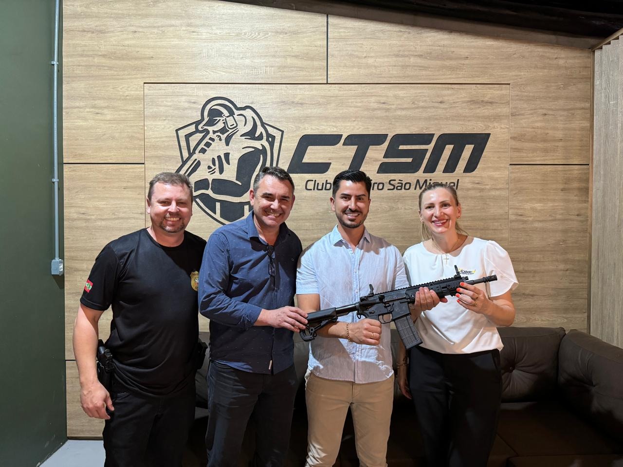 Entidades e empresas entregam novo fuzil a Polícia Civil