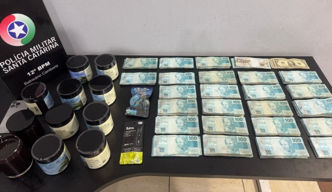 Dupla é presa com grande quantidade de dinheiro e óleo de maconha