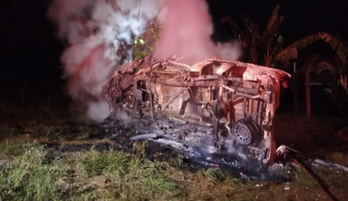 Saída de pista com capotamento e incêndio de veículo deixa três feridos