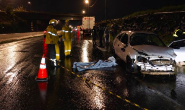 Menino de 7 anos morre após carro sair da pista e capotar na BR-282