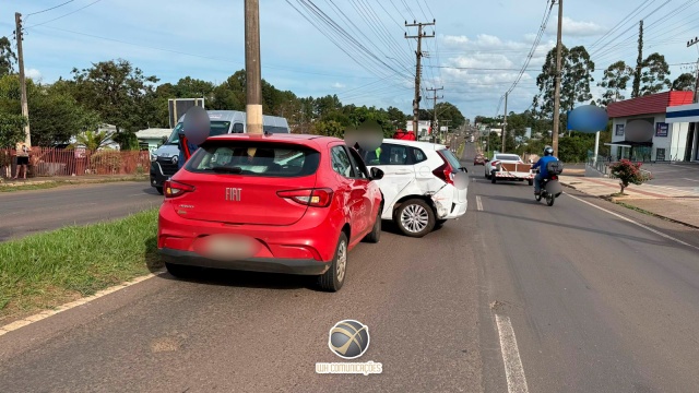 Colisão entre carros mobiliza bombeiros na Willy Barth