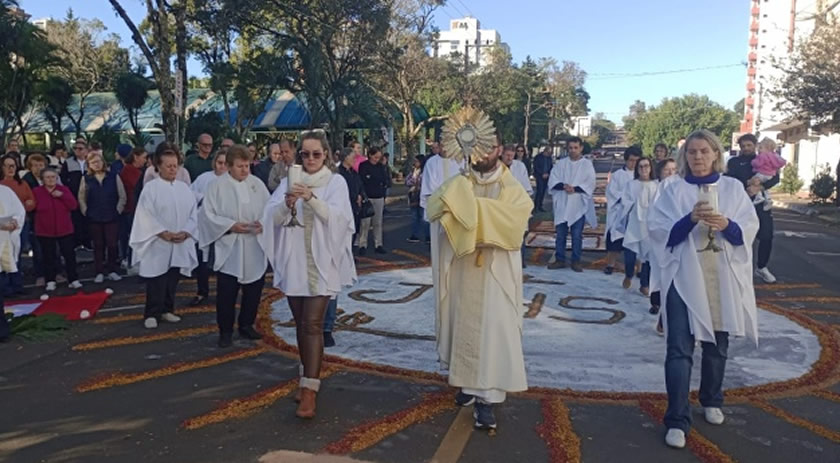 Fiéis lotam Igreja Matriz na missa de Corpus Christi