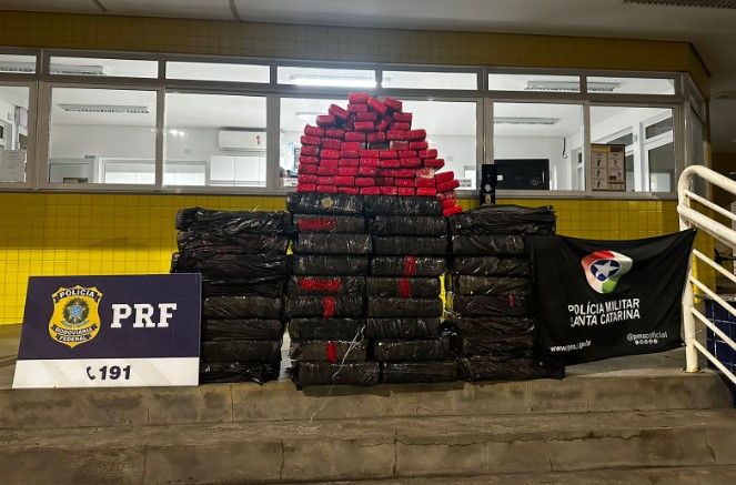 Mais de meia tonelada de maconha é apreendida em veículo com placas clonadas
