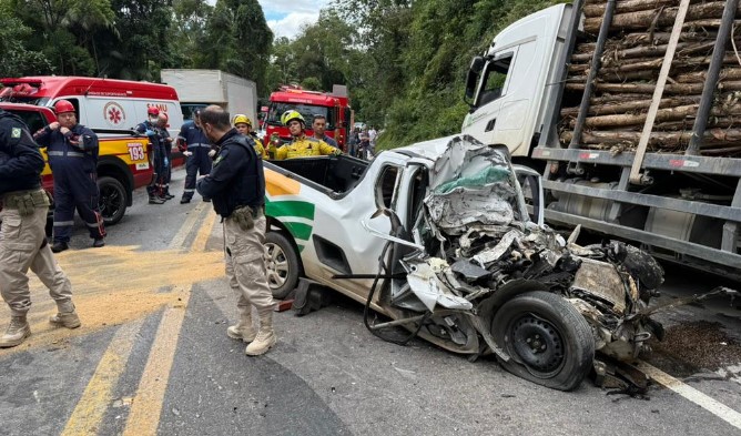 Motorista morre em batida frontal entre carro e caminhão na BR-282