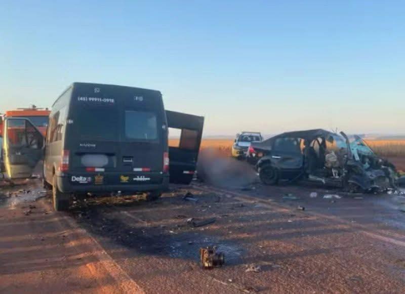 Motorista morre e três pessoas ficam feridas após carro bater de frente com van de dupla sertaneja em rodovia do Paraná