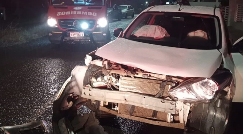 Mulher fica ferida após colisão entre carros