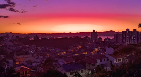 Céu alaranjado volta a aparecer em SC nos próximos dias; entenda