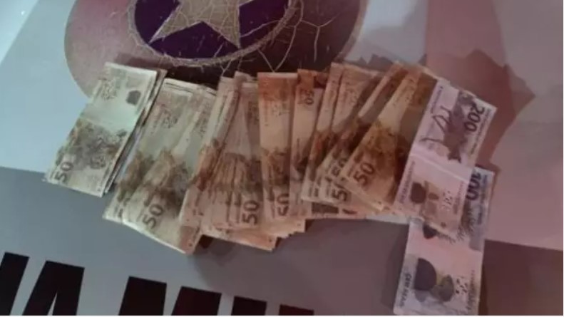 Casal vende celular e descobre que dinheiro de comprador é falso