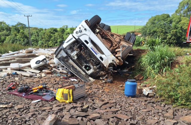 Carreta tomba na “Curva da Morte” na BR-163 e deixa dois feridos
