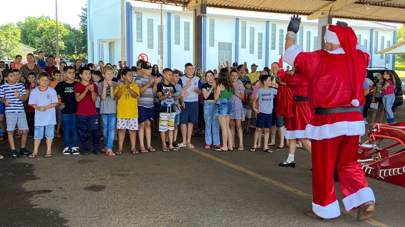 Encerramento do ano letivo com a presença do Papai Noel reúne 400 crianças