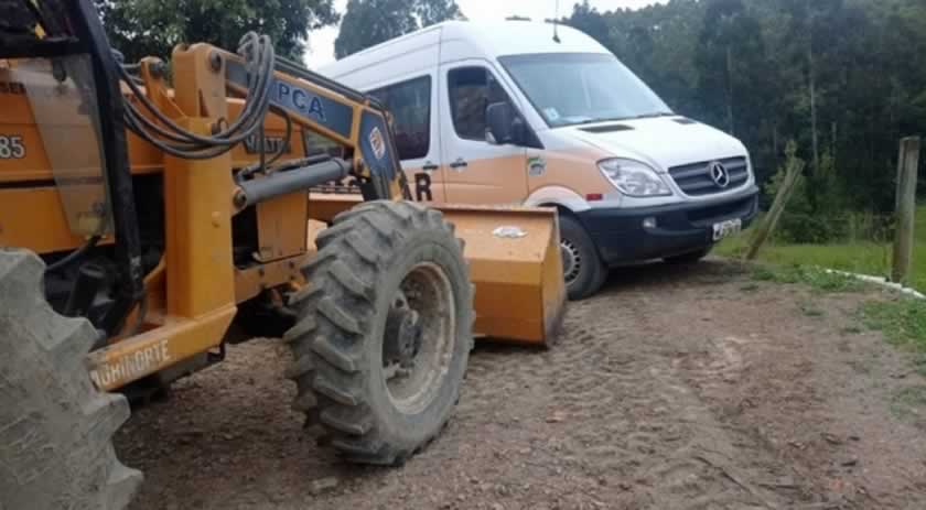 Motorista morre prensado por van escolar em acidente