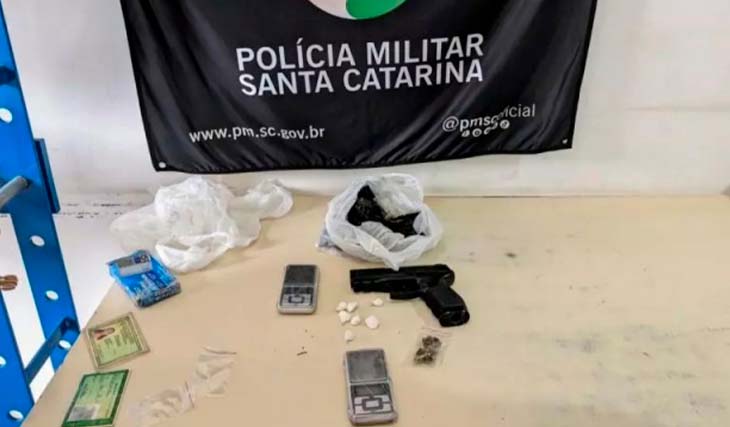 Mulher é amarrada por amigos, tem cabelo cortado e corpo ‘regado’ com gasolina em SC