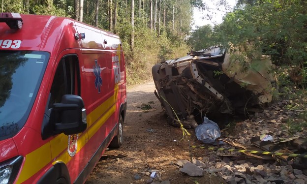 Homem morre após caminhão caçamba capotar no Oeste de Santa Catarina