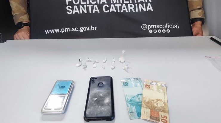 Dupla é presa com cocaína após flagrante de tráfico de drogas