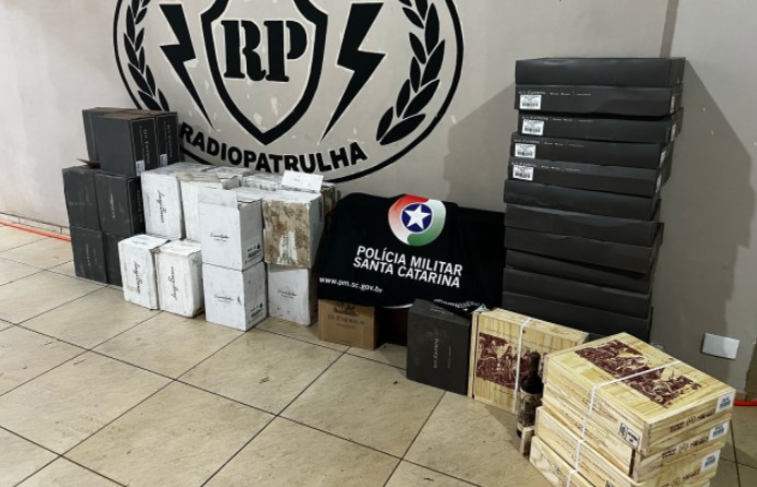 Motorista tenta fugir em ação da PM mas é capturado e carga de vinho é encontrada no veículo que conduzia