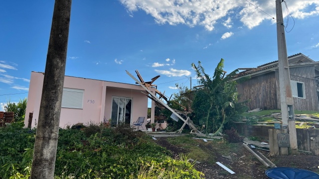 Vento e chuva forte destelham duas casas no Bairro Agostini