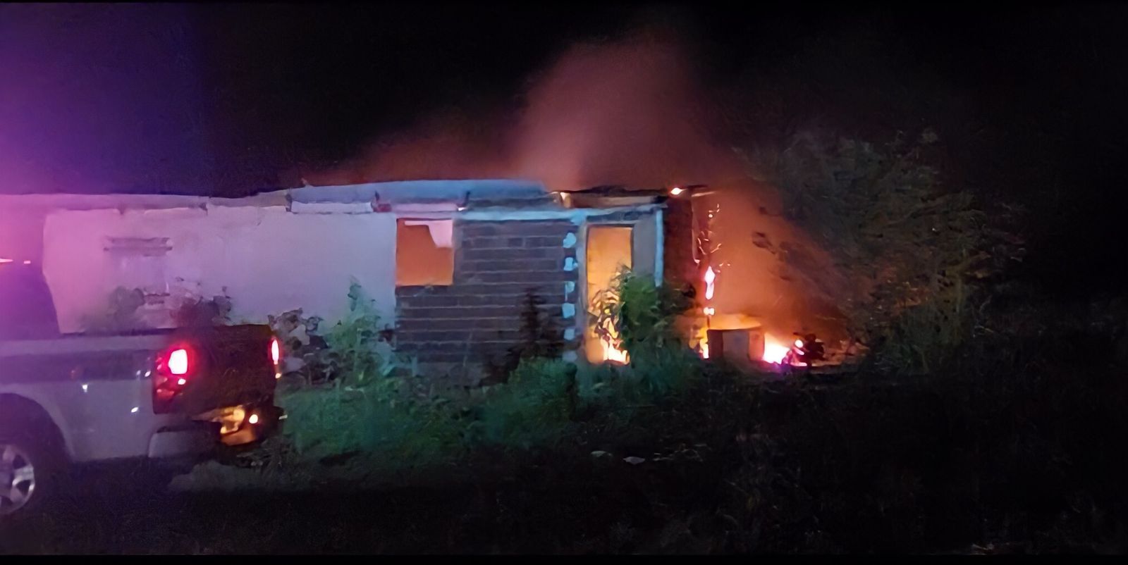 Residência fica parcialmente destruída após incêndio no interior