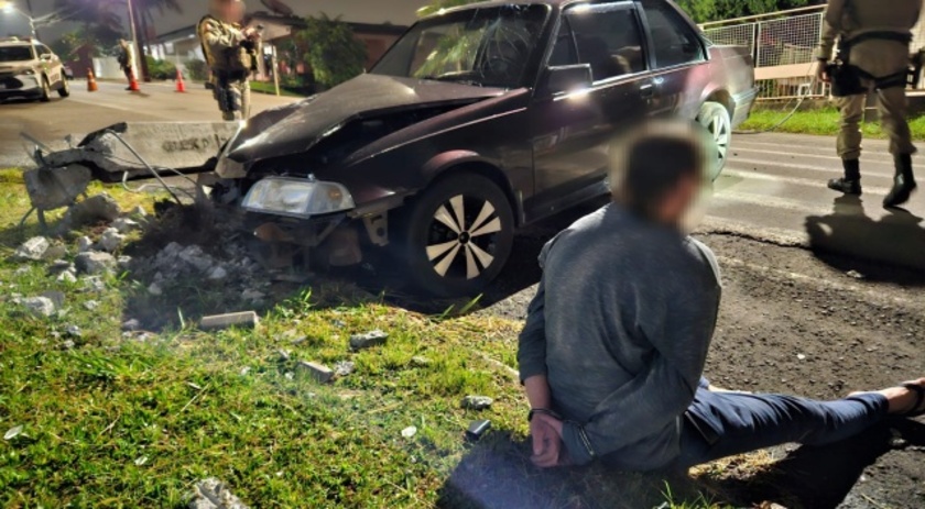 Condutor embriagado é preso depois de atingir carro estacionado, colidir contra poste e desacatar policiais