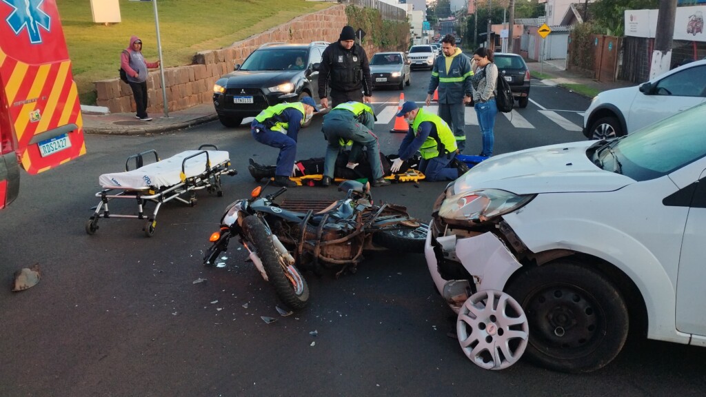Homem fica ferido em acidente entre carro e moto