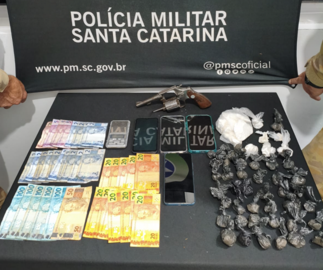 Duas mulheres são presas por tráfico de drogas e posse de arma