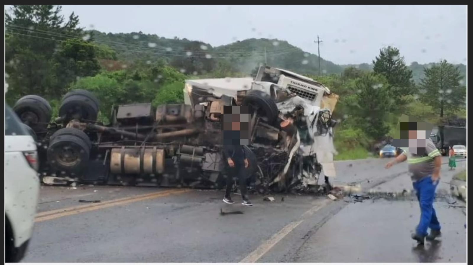 Grave acidente entre dois caminhões deixa vítima presa às ferragens na BR-282