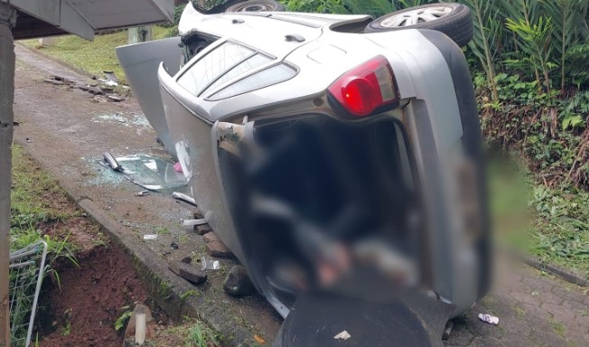 Três ficam feridos após automóvel sair da pista e capotar no meio de residências