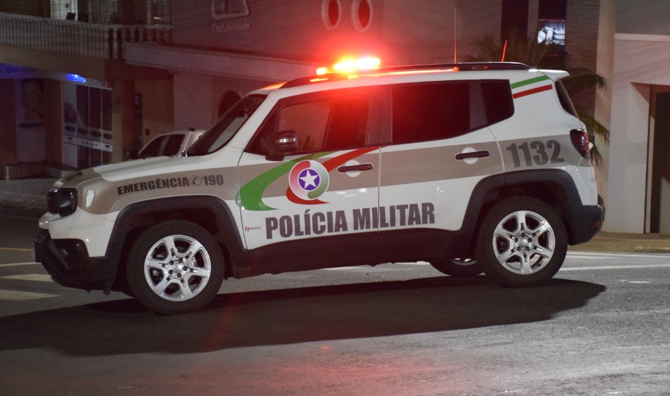 Homem é gravemente baleado ao sair de casa