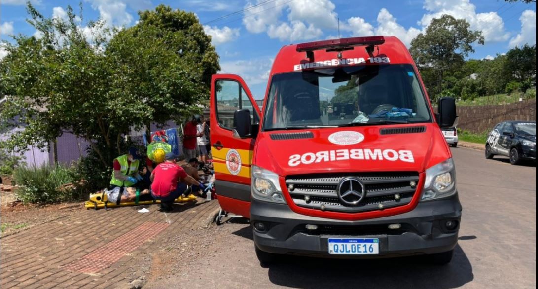 Mulher joga carro em cima de moto e deixa ex-namorado e idosa feridos