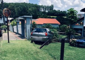 Carro invade pátio e atinge mureta de residência