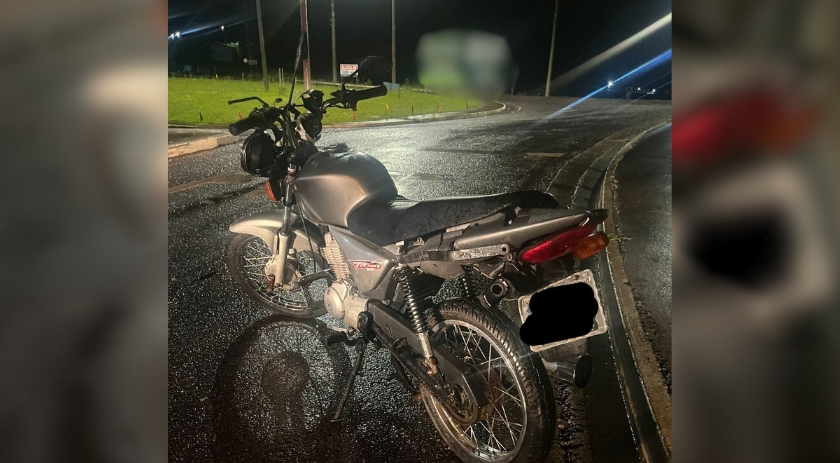 Jovem fica ferido após queda de motocicleta na via periférica