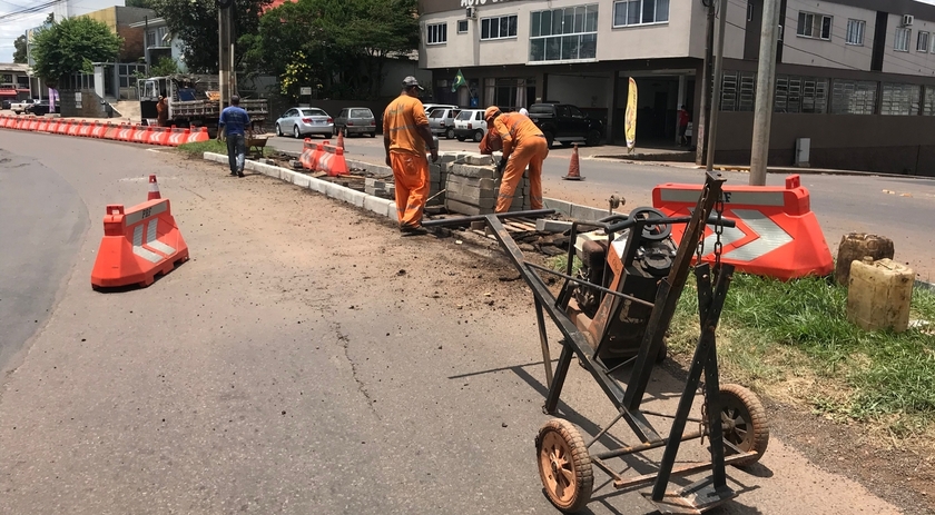 Iniciam obras de bloqueios definitivos em pontos de conversão na Willy Barth
