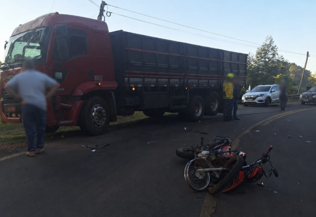 Motociclista fica ferido após colisão com caminhão no interior