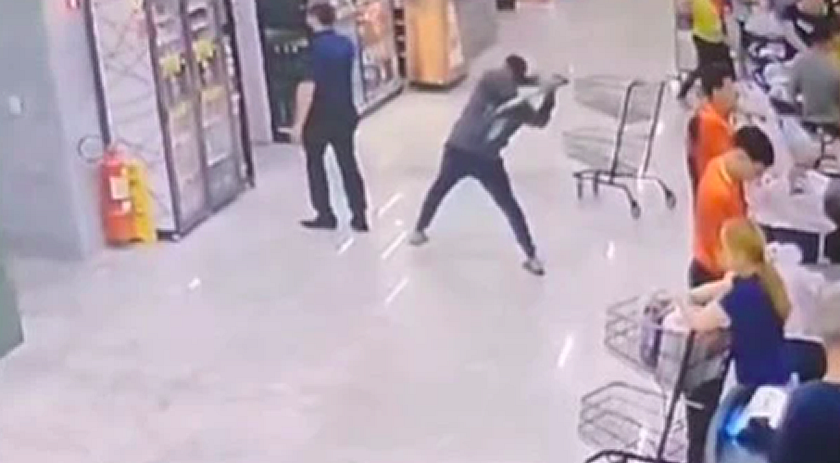 Agressão Homem agride gerente de supermercado com pá após reclamações da esposa