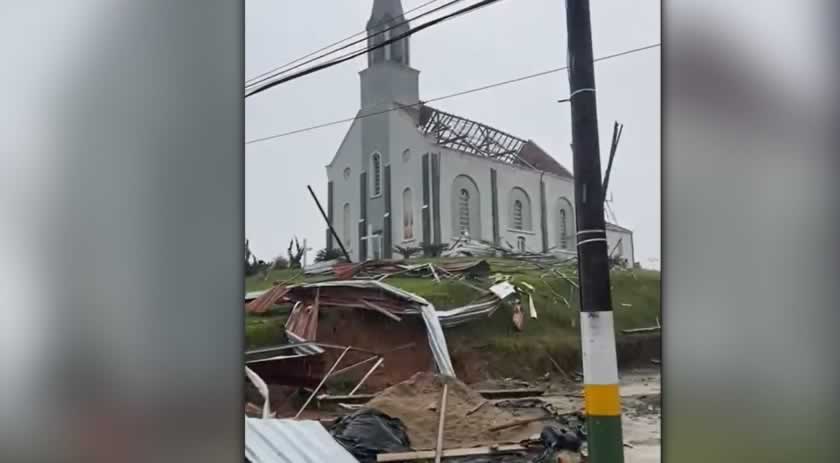 Igreja, casas e veículos são destruídos por fortes ventos em SC