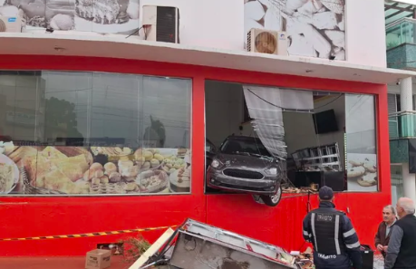 Carro invade padaria e deixa ao menos três feridos
