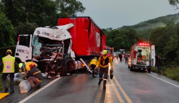 Colisão entre caminhões mata motorista na BR-282