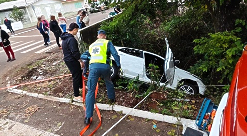 Carro sai da pista e fica à beira do rio em Mondaí; idoso é resgatado