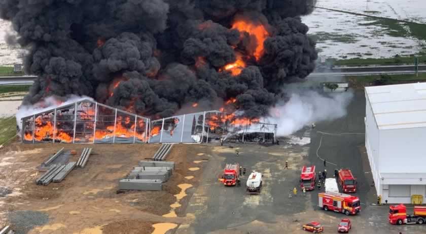 Incêndio de grandes proporções libera ‘fumaça tóxica’ no Litoral de SC