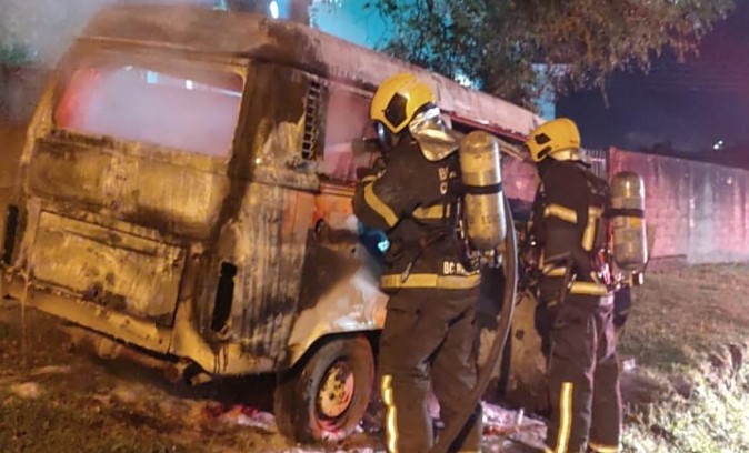 Bombeiros utilizam mil litros de água para combater incêndio em Kombi