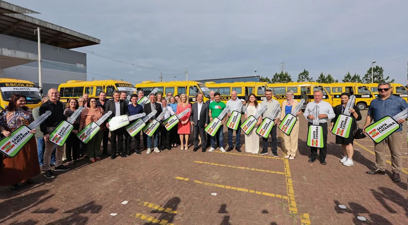 Governo de SC entrega 20 ônibus escolares e anuncia 100 novos veículos até 2026